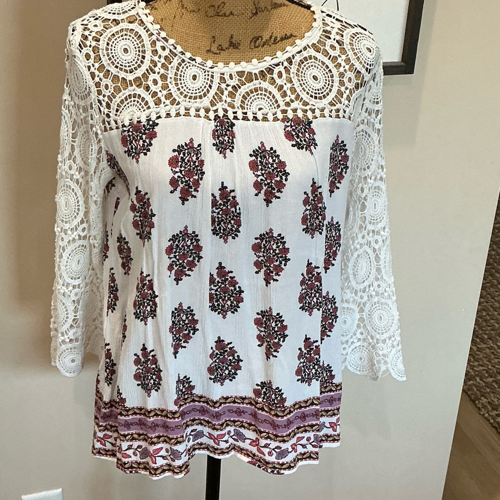 Xhilaration White and Pink Floral Lace Blouse